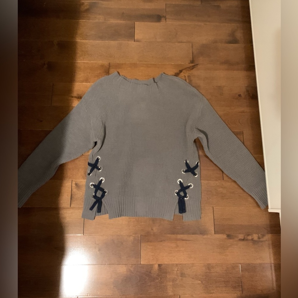 Zara sweater (it’s actually kaki green but looks grey on the picture)